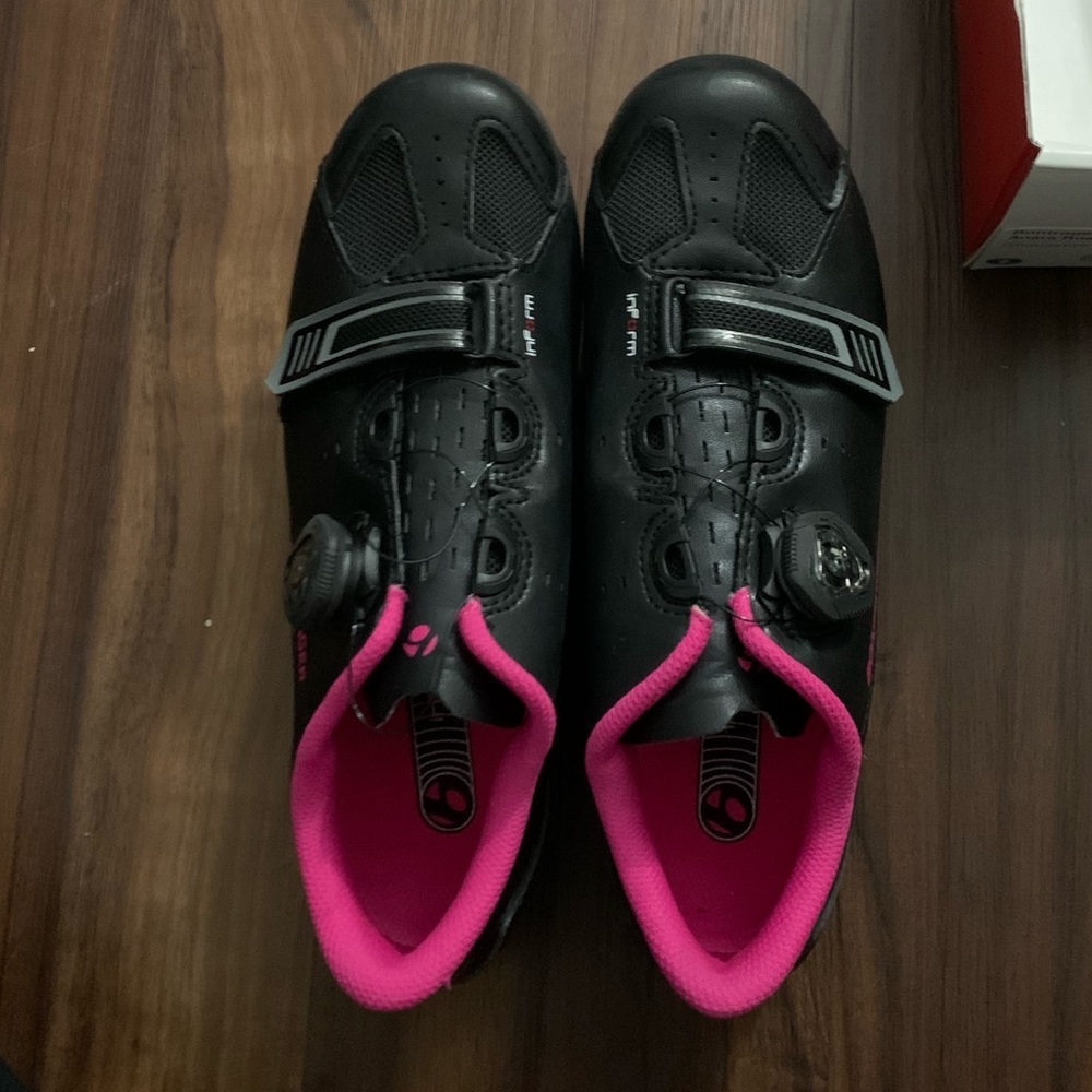 Bontrager Anara Womens road shoes with speed play cleats size 39 (7.5)